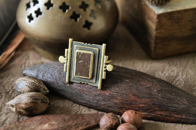 Gros plan de la bague La Carré Coco en laiton patiné serti d'un cabochon de noix de coco taillé à la main - Seeds Créations artisanales