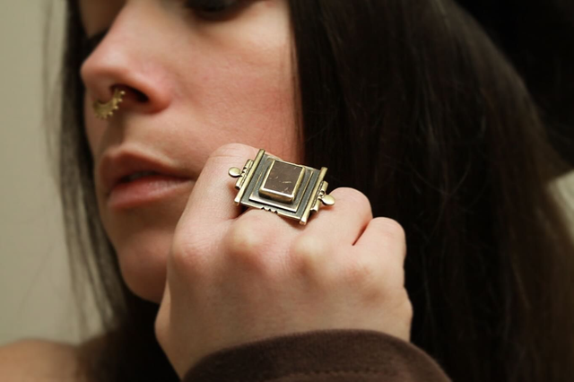 Bague - La Carré Coco, portée par une modéle, bague vue de face.