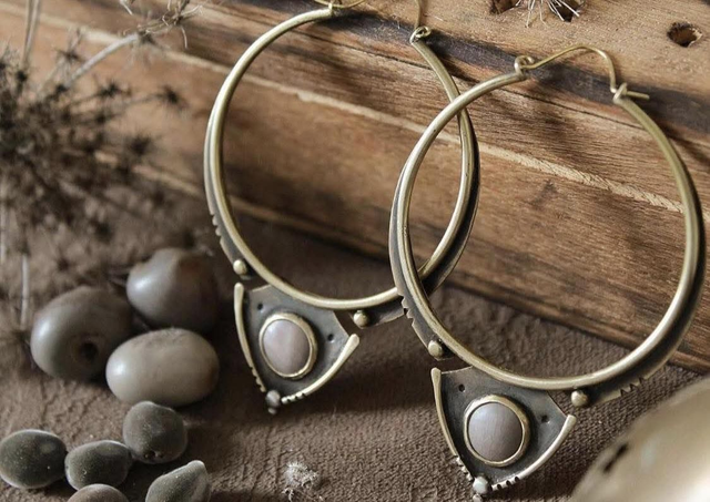Boucle d'oreilles - Les Caniquées, créations artisanales faites en laiton, argent 925 et graine de canique.