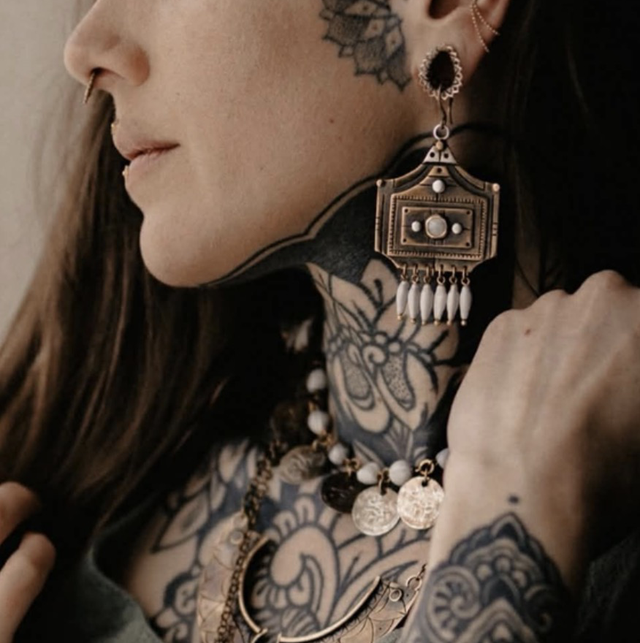 Modèle portant les boucles d'oreilles "Les Amazighs", laiton et argent vieilli, style berbère contemporain. Seeds créations