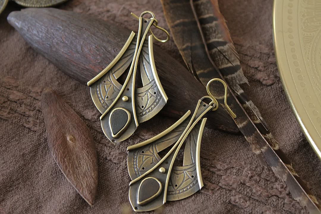 Gros plan des boucles d'oreilles Seeds Les Mayas, détail de la gravure ornementale à la fraise sur laiton vieilli

