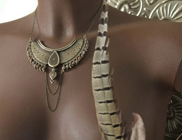 Collier Ancestra en laiton gravé serti de cabochons de noyer et graines de larmes de job porté sur mannequin - Seeds Créations artisanales