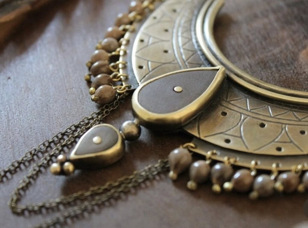 Collier Ancestra en laiton gravé serti de cabochons de noyer et graines de larmes de job porté sur mannequin - Seeds Créations artisanales